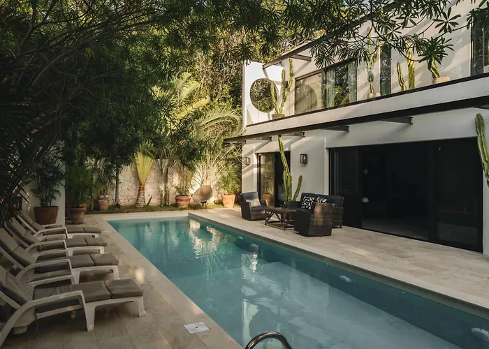 Spacious 8Br Double Villa, Gated, Double Patio & Pool
