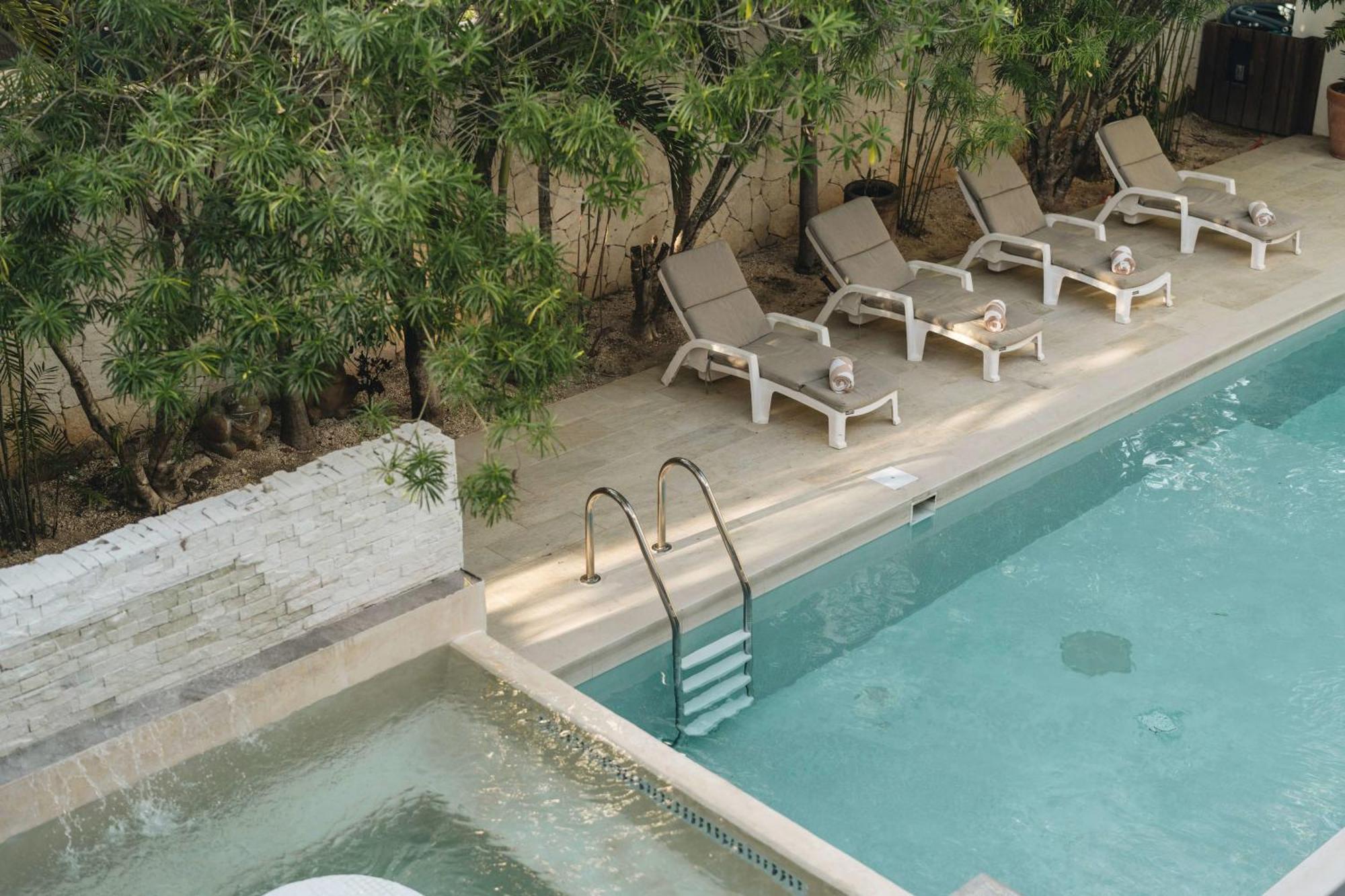 Spacious 8br Double Villa, Gated, Double Patio & Pool Holiday home *