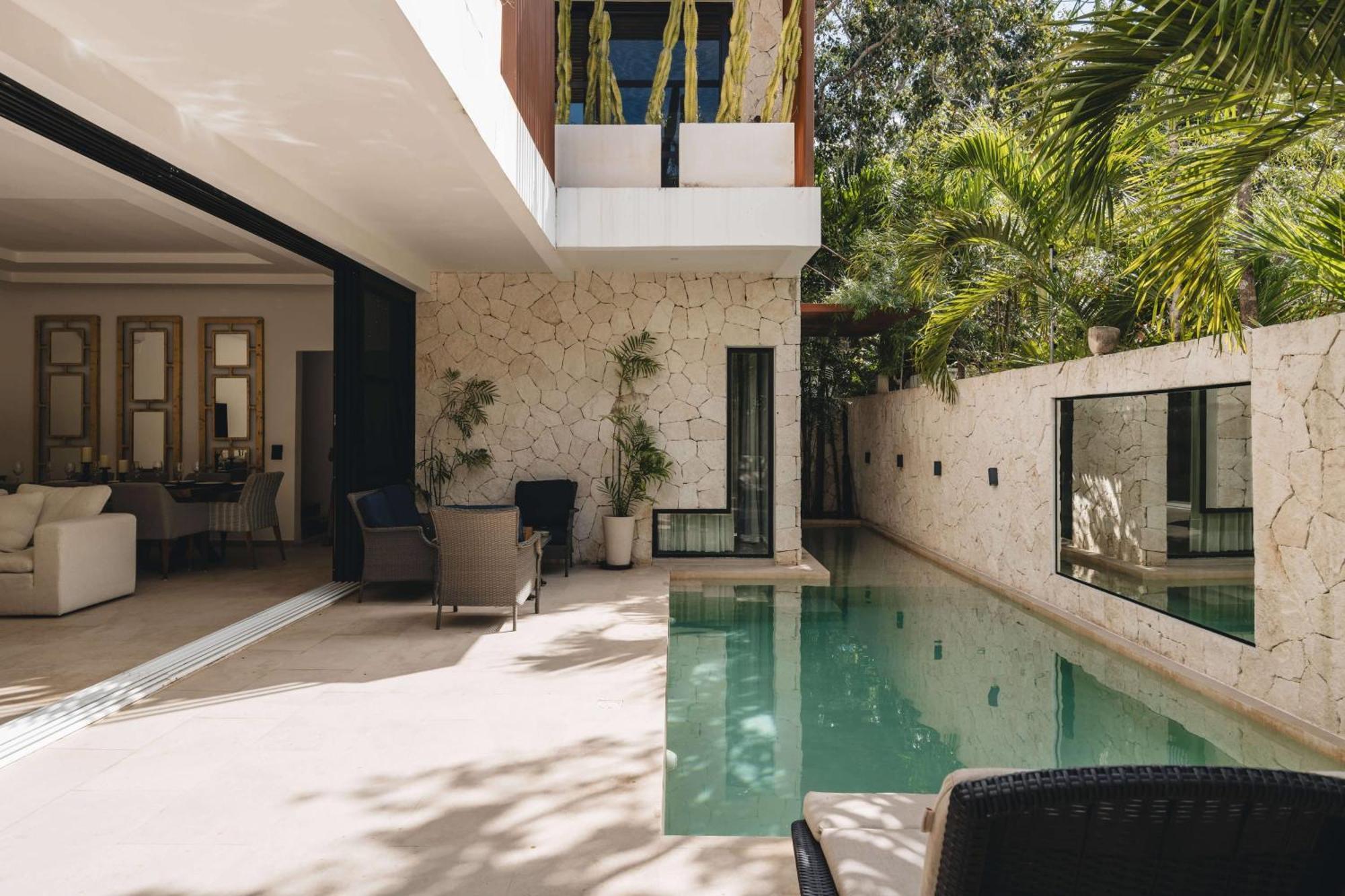 Holiday home Spacious 8br Double Villa, Gated, Double Patio & Pool *